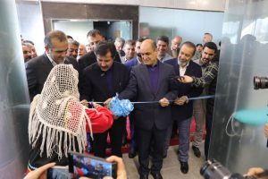 به گزارش حاشیه سود به نقل از روابط عمومی و امور بین‌الملل سازمان منطقه آزاد انزلی: براین اساس 9 طرح تولیدی-صنعتی با میزان سرمایه‌گذاری 198 میلیارد تومانی و اشتغالزایی مستقیم برای 199 نفر توسط بخش خصوصی در زمینه‌های تجهیزات رایانه، یخچال‌های صنعتی، پوشاک، قطعات خودرو، تولید کیسه پلاستیک، عطر، و پوشاک به صورت رسمی در مدار تولید قرار گرفت.