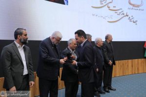 به گزارش حاشیه سود به نقل از روابط عمومی گروه سرمایه‌گذاری اهداف، شانزدهمین دوره جایزه ملی مدیریت مالی ایران با حضور سکان‌داران اقتصادی و ارکان بازار سرمایه برگزار شد و شرکت گروه توسعه مالی مهرآیندگان توانست بر پایه عملکردی شفاف، حرفه‌ای و همسو با استانداردهای نوین، تندیس زرین این رویداد ملی را دریافت کند.