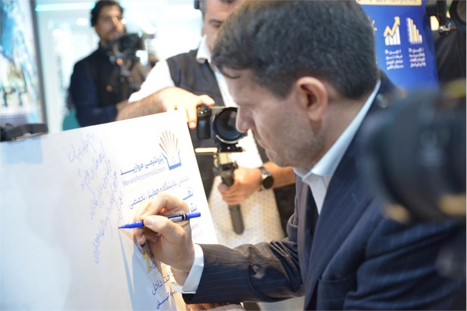 به گزارش حاشیه سود به نقل از روابط عمومی و امور فرهنگی پتروشیمی مروارید؛ در آیین افتتاح این غرفه، عباس‌زاده مدیرعامل شرکت ملی صنایع پتروشیمی ایران، مهدوی دبیرکل انجمن صنفی کارفرمایان صنعت پتروشیمی و جمعی از مدیران پتروشیمی مروارید و اصحاب رسانه حضور داشتند.