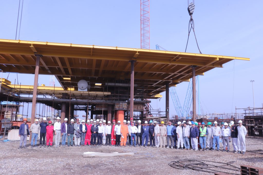 به گزارش حاشیه سود به نقل از روابط عمومی شرکت مهندسی و ساخت تأسیسات دریایی ایران، با همت و تلاش متخصصان ستادی و تیم‌های اجرایی در یارد خرمشهر، عملیات پیچیده لیفت و نصب طبقه Cellar عرشه و همچنین Top Chord پل ارتباطی پروژه گازی بلال با موفقیت کامل به سرانجام رسید. این دستاورد عملیاتی، جبهه‌های کاری جدیدی را برای تکمیل نهایی این سازه استراتژیک گشوده است.