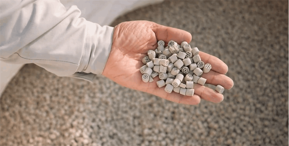 به گزارش حاشیه سود به  نقل از روابط عمومی و امور فرهنگی پتروشیمی مروارید؛ در حاشیه برگزاری هفتمین نمایشگاه حمایت از ساخت داخل در صنعت نفت، گاز، پالایش و پتروشیمی، با حضور مدیران ارشد شرکت ملی صنایع پتروشیمی، هلدینگ اهداف، پترو فرهنگ، مدیران و کارشناسان پتروشیمی مروارید، مدیران شرکت پژوهش و فن‌آوری پتروشیمی، آئین رونمایی از کاتالیست ایرانی EO در صنعت ۶۰ ساله پتروشیمی ایران برگزار می‌شود.