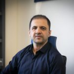 به گزارش حاشیه سود به نقل از روابط عمومی شرکت مهندسی و ساخت تأسیسات دریایی ایران: حامد حامدی‌نژاد، مهندس مکانیک و مخترع شرکت مهندسی و ساخت تأسیسات دریایی ایران، با نگاهی مسئله‌محور و تجربه‌ای بیش از دو دهه در صنعت، نشان داده است که چگونه می‌توان از دل چالش‌های پیچیده فراساحل، راهکارهایـــی عملی، ایمـــن و ارزش‌آفرین برای سازمان خلق کرد؛ راهکارهایی که امروز بخشـــی از بدنه عملیاتی صنعت کشور شده‌اند.