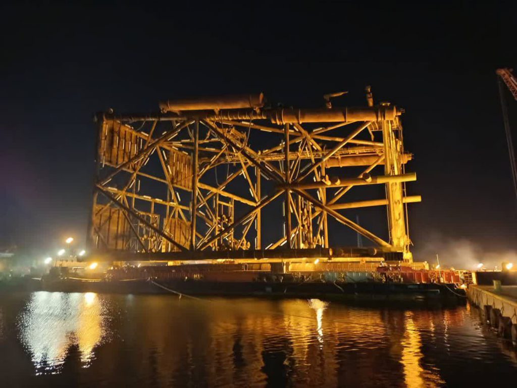 به گزارش حاشیه سود به  نقل از روابط عمومی شرکت مهندسی و ساخت تأسیسات دریایی ایران: اتمام مؤفق عملیات بارگیری جکت پروژه فرزاد B را می‌توان، نقطه عطفی در مسیر اجرای یکی از مهم‌ترین پروژه‌های فراساحلی کشور دانست؛ عملیاتی پیچیده، دقیق و حساس که حاصل ماه‌ها برنامه‌ریزی، هماهنگی و تلاش بی‌وقفه مجموعه‌ای متعهد از نیروهای متخصص در بخش‌های مهندسی، اجرایی، ایمنی، پشتیبانی و عملیات دریایی است.