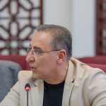 به گزارش حاشیه سود به نقل از مانا، در پی تحولات اخیر ژئوپلیتیکی و افزایش ریسک‌های ناشی از درگیری نظامی در منطقه، بازار حمل‌ونقل دریایی کشور با چالش‌های جدی در حوزه بیمه، هزینه‌های عملیاتی و ثبات نرخ‌ها مواجه شده است؛ به طوری که لغو یا محدودسازی پوشش بیمه‌ای از سوی شرکت‌های بیمه بین‌المللی، زمینه‌ساز افزایش هزینه‌های موسوم به هزینه ریسک جنگ «War Risk Surcharge» شده است.