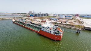 به گزارش حاشیه سود به نقل از روابط عمومی و امور بین‌الملل سازمان منطقه آزاد انزلی، طاعتی‌مقدم با اشاره به سیاست‌گذاری‌ها و اقدامات هدفمند سازمان منطقه آزاد انزلی برای توسعه مناسبات تجاری با کشورهای حاشیه دریای خزر و اعضای اتحادیه اقتصادی اوراسیا، اظهار داشت: بندر کاسپین به‌عنوان یکی از مدرن‌ترین بنادر شمال کشور، با بهره‌گیری از موقعیت استراتژیک و توسعه زیرساخت‌های لجستیکی، توانسته است در شرایط محدودیت‌های برخی بنادر جنوبی، نقش تعیین‌کننده‌ای در پشتیبانی از زنجیره تأمین کشور ایفا کند.