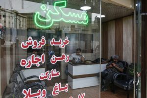 به گزارش حاشیه سود به نقل از ایلنا، محمدرضا رضایی کوچی، رییس کمیسیون عمران مجلس درباره نظارت بر اجاره بها در بازار مسکن و افزایش قیمت‌های غیر متعارف اظهار داشت: برای اجاره‌بها قانون مشخص وجود دارد و اعلام شده است که اگر در استانی قیمت اجاره‌بها بالاتر از سقف مصوب افزایش پیدا کند، شورای عالی مسکن در آن استان باید تشکیل و نسبت به نرخ‌گذاری اقدام کند و این موضوع، قانون صریح است.