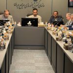 به گزارش حاشیه سود: هدف از این نشست، هم‌اندیشی دربارهٔ نقش مؤثر نظام بانکی و صنعت بیمه در شکل‌گیری و شکوفایی اقتصاد دریامحور عنوان شد. در این نشست تأکید شد که در حوزهٔ اقتصاد دریا شاخه‌های متعددی وجود دارد و پیش‌تر نیز نمایشگاه‌هایی در حوزه‌هایی مانند شیلات و صنایع دریایی برگزار شده است؛ اما آنچه تاکنون ناشناخته مانده، پیوستگی این فعالیت‌ها با اقتصاد دریا است. نمایشگاه پیش‌رو می‌کوشد زنجیره‌ای از فعالیت‌های مبتنی بر اقتصاد دریامحور را به نمایش بگذارد و هم‌افزایی میان این فعالیت‌های پراکنده را آشکار کند.