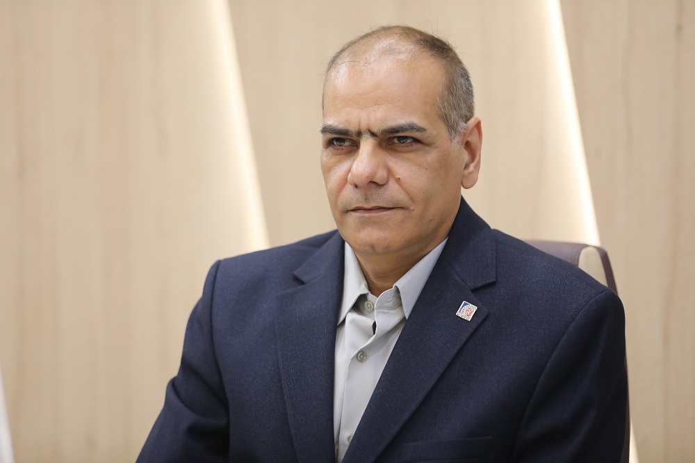 به گزارش حاشیه سود به نقل از اتاق اصناف ایران به نقل از فارس، مجید بسطامی گفت: شهرداری بخشی از تعهدات مالی خود به پیمانکاران را با واگذاری واحد جبران کرده است؛ ۱۰ واحد به یک پیمانکار، ۵ واحد به پیمانکار دیگر، به این ترتیب ماهیت شهرک عوض شده است. به گونه‌ای که اگر وارد شهرک ‌شوید، به جای صنوف آلاینده و مرتبط با خودرو شاهد فعالیت املاک، چوب‌فروشی و حتی انبار خواهید بود، به همین دلیل اداره کل راه و شهرسازی شهرسازی سند و انتقال را به شهرداری نمی‌دهد تا شهرداری بتواند برای کسانی که سال‌ها پیش واحد خریدند، سند بزند.