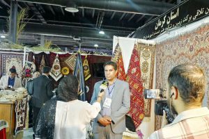 به گزارش  حاشیه سود به نقل از روستا آنلاین، بخشدار کنارصندل شهرستان جیرفت استان کرمان در حاشیه برگزاری ششمین نمایشگاه بین‌المللی توانمندی‌های روستایی و عشایری در گفت‌وگو با خبرنگار روستا تی‌وی با بیان این مطلب گفت: امسال در نمایشگاه توانمندی‌های روستایی و عشایری که از روز پانزدهم مهرماه در محل دائمی نمایشگاه‌های بین‌المللی تهران برگزار می‌شود، استان کرمان نیز با شعار «سرزمین تلاقی برکت زمین و شکوه هنر دست» در آن غرفه‌ دارد.
