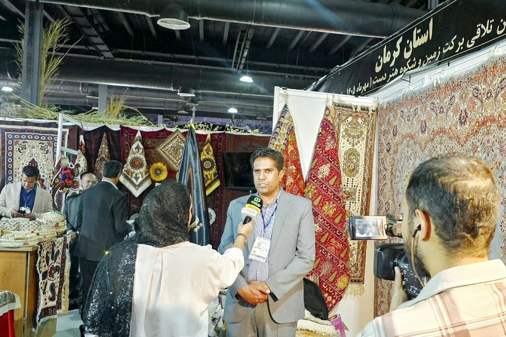 به گزارش  حاشیه سود به نقل از روستا آنلاین، بخشدار کنارصندل شهرستان جیرفت استان کرمان در حاشیه برگزاری ششمین نمایشگاه بین‌المللی توانمندی‌های روستایی و عشایری در گفت‌وگو با خبرنگار روستا تی‌وی با بیان این مطلب گفت: امسال در نمایشگاه توانمندی‌های روستایی و عشایری که از روز پانزدهم مهرماه در محل دائمی نمایشگاه‌های بین‌المللی تهران برگزار می‌شود، استان کرمان نیز با شعار «سرزمین تلاقی برکت زمین و شکوه هنر دست» در آن غرفه‌ دارد.