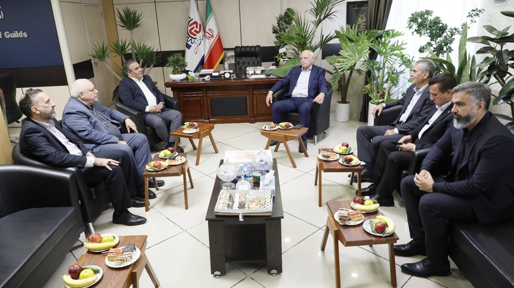 به گزارش حاشیه سود به نقل از اتاق اصناف ایران، قاسم نوده‌فراهانی در این نشست، ضمن تبریک انتخاب رئیس و اعضای جدید هیأت‌رئیسه اتاق اصناف تهران، بر اهمیت توسعه تعاملات و همکاری‌های مشترک میان دو اتاق برای پیگیری مسائل و مطالبات جامعه صنفی تأکید کرد.