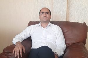 به گزارش حاشیه سود، حمید شهبازیان، مخترع و مبتکر این سیستم در گفت‌وگویی درباره جزییات این سیستم با اشاره به سابقه فعالیت خود درباره انرژی‌های تجدیدپذیر اظهار داشت: بیش از یک دهه است که درخصوص انرژی‌های تجدیدپذیر، کارهای تحقیقاتی زیادی انجام می‌دهم که یکی از آنها ثبت اختراع «سامانه رانش کشتی‌های غول پیکر» است که می‌تواند جایگزین موتورهای دیزلی و اتمی در کشتی‌های پهن پیکر شود و با دریافت انرژی از امواج دریا، سوخت مورد نیاز کشتی را تأمین کند و دیگر احتیاجی به سوخت‌های فسیلی با کربن بالا و حتی اتمی نیست.