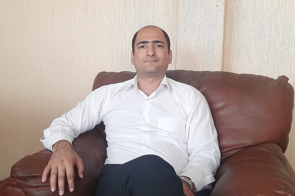 به گزارش حاشیه سود، حمید شهبازیان، مخترع و مبتکر این سیستم در گفت‌وگویی درباره جزییات این سیستم با اشاره به سابقه فعالیت خود درباره انرژی‌های تجدیدپذیر اظهار داشت: بیش از یک دهه است که درخصوص انرژی‌های تجدیدپذیر، کارهای تحقیقاتی زیادی انجام می‌دهم که یکی از آنها ثبت اختراع «سامانه رانش کشتی‌های غول پیکر» است که می‌تواند جایگزین موتورهای دیزلی و اتمی در کشتی‌های پهن پیکر شود و با دریافت انرژی از امواج دریا، سوخت مورد نیاز کشتی را تأمین کند و دیگر احتیاجی به سوخت‌های فسیلی با کربن بالا و حتی اتمی نیست.