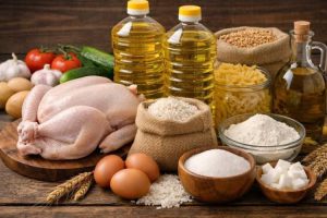به گزارش حاشیه سود به نقل از اتاق اصناف ایران، نائب رئیس اول اتاق اصناف ایران اظهار کرد: یکی از موضوعات مورد پیگیری، مشکلات تأمین آرد نوع ۶ برای واحدهای صنفی تولیدکننده نانهای حجیم و فانتزی بود. برخی از این واحدها در مهرماه به دلیل حدودیت در روند ثبت درخواست سهمیه آرد در سامانه نانینو امکان ثبت سفارش و دریافت سهمیه آرد خود را نداشتند. این موضوع را به دستگاههای مسئول منعکس کردیم و در جلسه امروز نیز بر رفع مشکلات سامانه و تسریع در تخصیص سهمیه آرد تأکید شد.