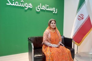 به گزارش حاشیه سود به نقل از روستا آنلاین، «فاطمه فرهمندیان»، عضو شورای عشایری شهرستان دهاقان استان اصفهان در جریان بازدید از پاویون «روستاهای هوشمند» دفتر نوآوری، هوشمندسازی و امنیت معاونت توسعه روستایی و مناطق محروم ریاست‌جمهوری در ششمین نمایشگاه بین‌المللی دستاوردهای روستایی و عشایری در گفت‌وگو با روستا تی‌وی درباره طرح «ایلیاری» و روند پیگیری آن و ظرفیت‌های توسعه هوشمندسازی در جوامع روستایی و عشایری توضیح داد.