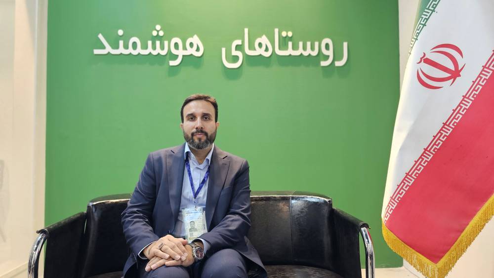 به گزارش حاشیه سود، مرتضی حسینی، مدیر دفتر نوآوری، هوشمندسازی و امنیت معاونت توسعه روستایی در گفت‌‌گو با روستا آنلاین در پاویون روستاهای هوشمند ششمین نمایشگاه بین‌المللی دستاوردهای روستایی و عشایری گفت: هدف اصلی این اقدامات، توانمندسازی روستاییان، اتصال تولیدکنندگان به بازار و فراهم‌ کردن دسترسی عادلانه‌تر جامعه روستایی به خدمات نوین است.