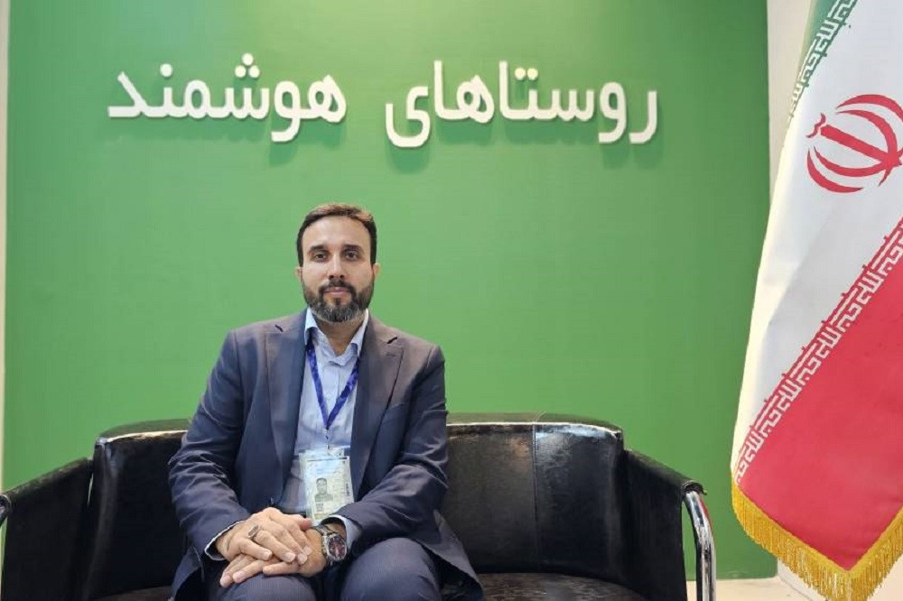 به گزارش حاشیه سود به نقل از روستا آنلاین، مدیر دفتر نوآوری، هوشمندسازی و امنیت معاونت توسعه روستایی و مناطق محروم ریاست‌جمهوری با حضور در پاویون «روستاهای هوشمند» در ششمین نمایشگاه بین‌المللی دستاوردهای روستایی و عشایری در گفت‌وگو با روستا تی‌وی درباره راه‌اندازی سوپر اپلیکیشن «روستایار» در دفتر نوآوری، هوشمندسازی و امنیت معاونت توسعه روستایی و مناطق محروم ریاست‌جمهوری، گفت: یکی از مشکلات جامعه روستایی، محدودیت دسترسی به برخی خدمات و اپلیکیشن‌های مورد نیاز است از این رو با حمایت معاونت توسعه روستایی، سوپر اپلیکیشن «روستایار» راه‌اندازی شده تا دسترسی روستاییان به خدمات مختلف تسهیل شود.