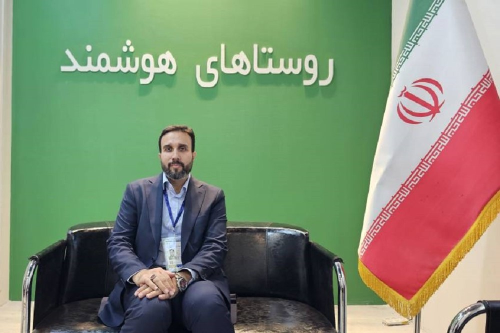به گزارش حاشیه سود به نقل از روستا آنلاین، مدیر دفتر نوآوری، هوشمندسازی و امنیت معاونت توسعه روستایی و مناطق محروم ریاست‌جمهوری از مذاکرات برای امضای تفاهمنامه با وزارت تعاون، کار و رفاه اجتماعی و سازمان تأمین اجتماعی با هدف فراهم‌سازی زمینه عرضه محصولات روستایی در سبد کالابرگ خبر داد و گفت: توسعه خدمات پست‌بانک و افزایش تعداد باجه‌های بانکی در روستاها نیز از دیگر محورهای همکاری و برنامه‌های مورد پیگیری این دفتر است.