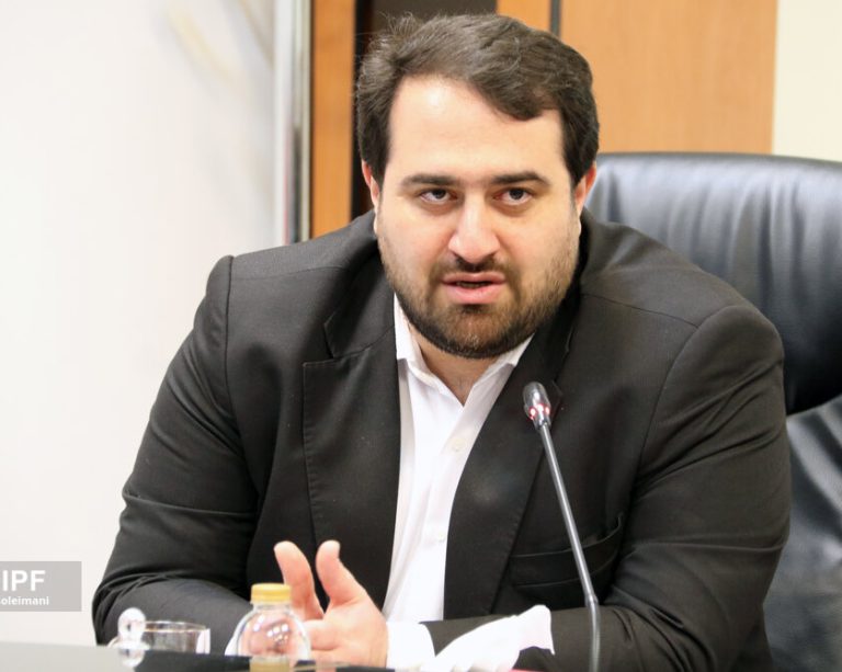 به گزارش حاشیه سود: در متن حکم دکتر حسین حسین‌زاده خطاب به ابراهیم بابک‌نیا آمده است: « بر اساس بند 2 ماده 17 اساسنامه صندوق‌های بازنشستگی صنعت نفت، به موجب این حکم به عنوان تمشیت امور صندوق‌های بازنشستگی صنعت نفت منصوب می‌گردید.