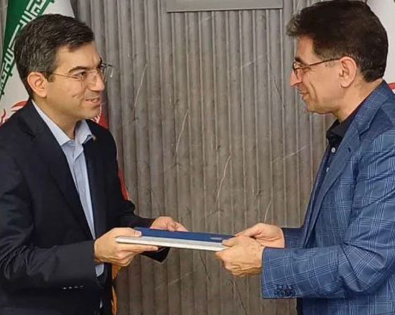 به گزارش حاشیه سود به نقل از صدای پتروشیمی: اعلام پنج شاخص کلی و تکراری مانند «دانش، مهارت، پاکدستی، هماهنگی و شجاعت» بدون ارائه مستندات عینی، نه شفافیت است و نه شایسته‌سالاری؛ صرفاً فهرستی زیبا از واژه‌های بی‌هزینه است.