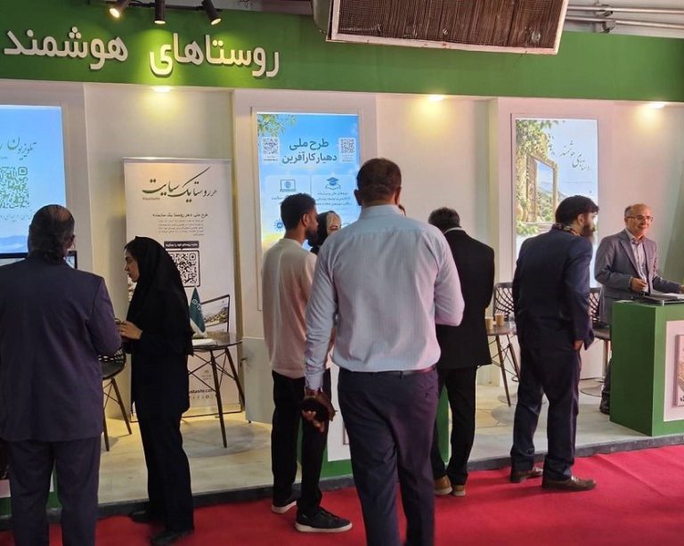 به گزارش حاشیه سود به نقل از روستا آنلاین، حسین زارعی مدیر طرح ملی هر روستا یک سایت با بیان این مطلب اظهار داشت که دهیاران و بخشداران می‌توانند با حضور در پاویون روستاهای هوشمند و غرفه روستا سایت سالن ۱۲ و ۱۳ نمایشگاه‌های بین‌المللی تهران برای ساخت و فعال‌سازی وبسایت اختصاصی روستای خود اقدام کنند.