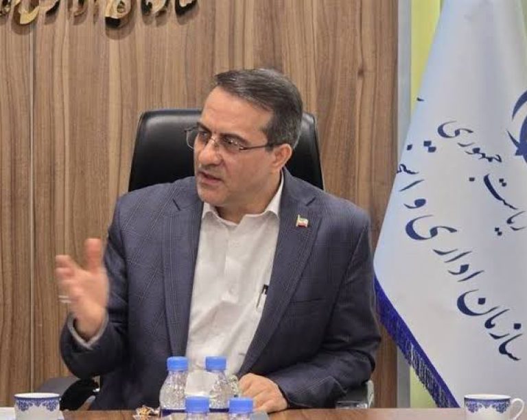 به گزارش حاشیه سود، علاءالدین رفیع‌زاده رئیس سازمان اداری و استخدامی کشور، در حاشیه جشنواره ایده، محصول و فناوری در جمع خبرنگاران با اشاره به تکالیف قانونی در حوزه کوچک‌سازی دولت گفت: بر اساس ماده ۱۰۵ قانون برنامه هفتم توسعه و همچنین سیاست‌های کلی نظام اداری، بازنگری در ساختار کلان دستگاه‌های اجرایی در دستور کار قرار گرفته است. ما مجموع این اسناد بالادستی را در قالب مصوبه‌ای دارای برنامه‌های ضمانت‌دار، در شورای عالی اداری تصویب و ابلاغ کردیم.