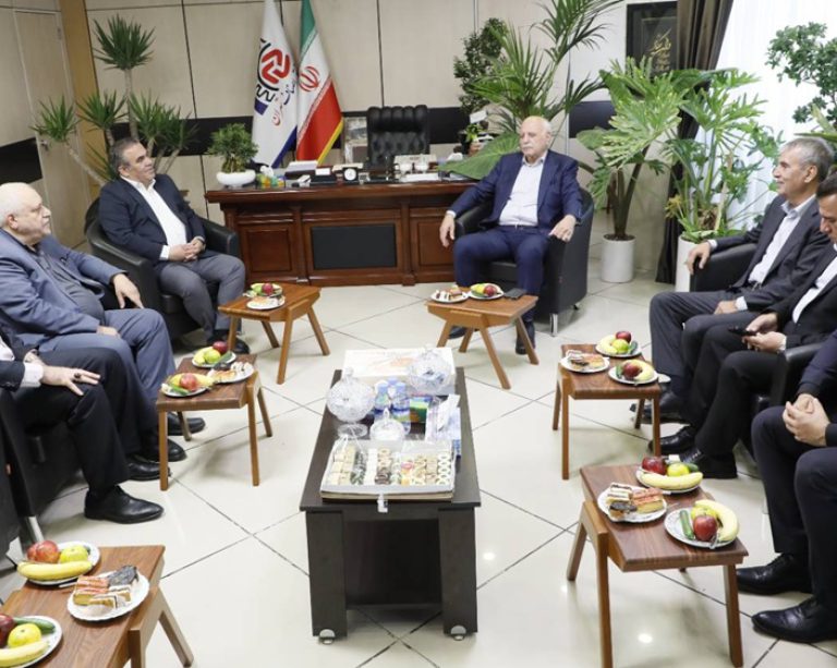 به گزارش حاشیه سود به نقل از اتاق اصناف ایران، قاسم نوده‌فراهانی در این نشست، ضمن تبریک انتخاب رئیس و اعضای جدید هیأت‌رئیسه اتاق اصناف تهران، بر اهمیت توسعه تعاملات و همکاری‌های مشترک میان دو اتاق برای پیگیری مسائل و مطالبات جامعه صنفی تأکید کرد.
