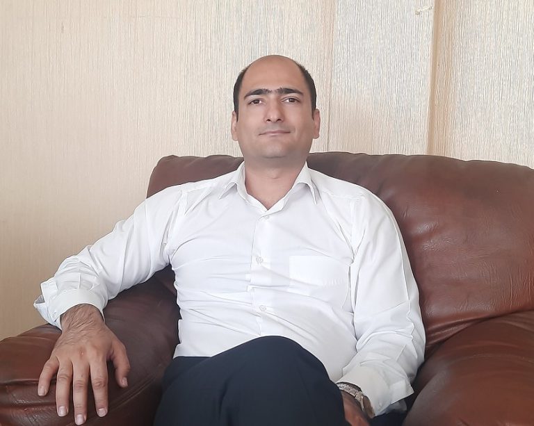 به گزارش حاشیه سود، حمید شهبازیان، مخترع و مبتکر این سیستم در گفت‌وگویی درباره جزییات این سیستم با اشاره به سابقه فعالیت خود درباره انرژی‌های تجدیدپذیر اظهار داشت: بیش از یک دهه است که درخصوص انرژی‌های تجدیدپذیر، کارهای تحقیقاتی زیادی انجام می‌دهم که یکی از آنها ثبت اختراع «سامانه رانش کشتی‌های غول پیکر» است که می‌تواند جایگزین موتورهای دیزلی و اتمی در کشتی‌های پهن پیکر شود و با دریافت انرژی از امواج دریا، سوخت مورد نیاز کشتی را تأمین کند و دیگر احتیاجی به سوخت‌های فسیلی با کربن بالا و حتی اتمی نیست.