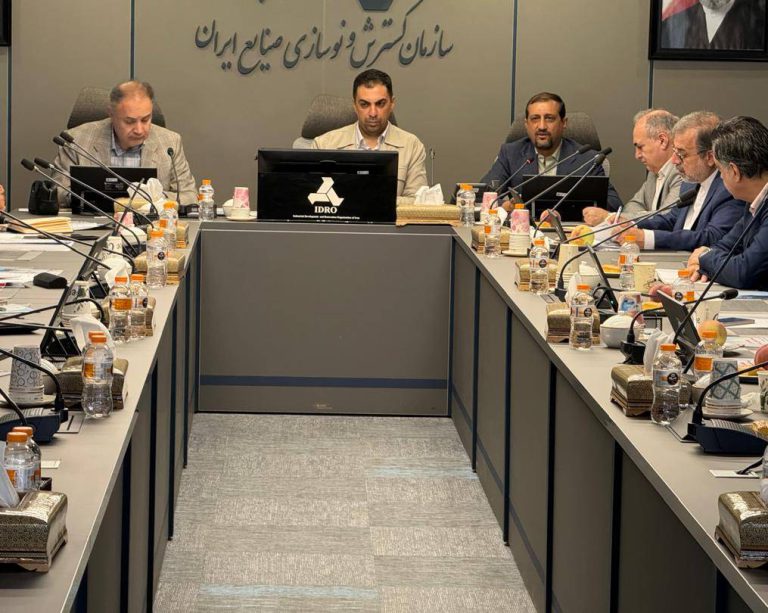 به گزارش حاشیه سود: هدف از این نشست، هم‌اندیشی دربارهٔ نقش مؤثر نظام بانکی و صنعت بیمه در شکل‌گیری و شکوفایی اقتصاد دریامحور عنوان شد. در این نشست تأکید شد که در حوزهٔ اقتصاد دریا شاخه‌های متعددی وجود دارد و پیش‌تر نیز نمایشگاه‌هایی در حوزه‌هایی مانند شیلات و صنایع دریایی برگزار شده است؛ اما آنچه تاکنون ناشناخته مانده، پیوستگی این فعالیت‌ها با اقتصاد دریا است. نمایشگاه پیش‌رو می‌کوشد زنجیره‌ای از فعالیت‌های مبتنی بر اقتصاد دریامحور را به نمایش بگذارد و هم‌افزایی میان این فعالیت‌های پراکنده را آشکار کند.