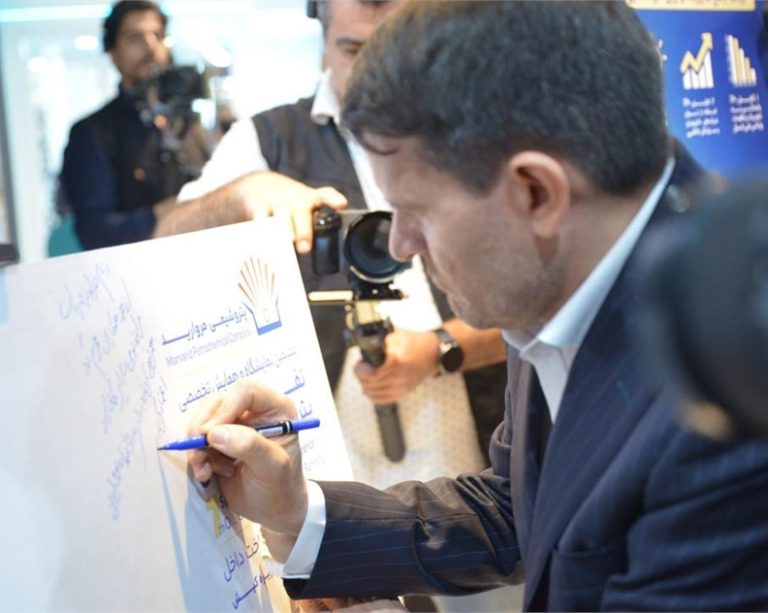 به گزارش حاشیه سود به نقل از روابط عمومی و امور فرهنگی پتروشیمی مروارید؛ در آیین افتتاح این غرفه، عباس‌زاده مدیرعامل شرکت ملی صنایع پتروشیمی ایران، مهدوی دبیرکل انجمن صنفی کارفرمایان صنعت پتروشیمی و جمعی از مدیران پتروشیمی مروارید و اصحاب رسانه حضور داشتند.