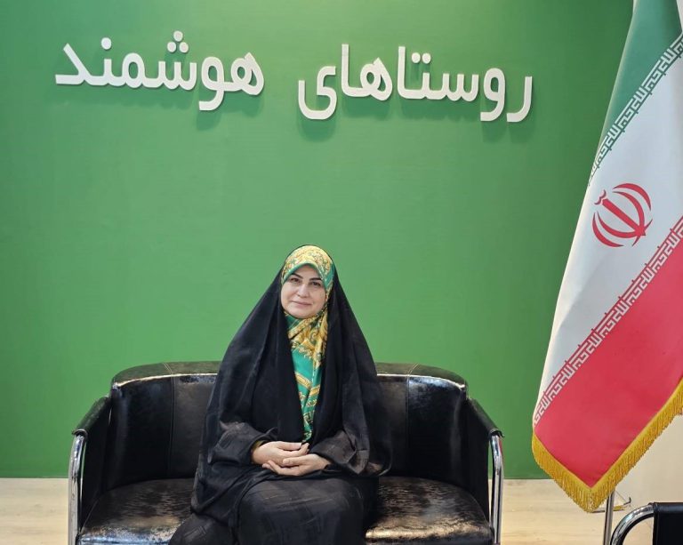 به گزارش حاشیه سود به نقل از روستا آنلاین، مدیرکل دفتر امور حمایتی و توانمندسازی وزارت تعاون، کار و رفاه اجتماعی با تأکید بر ضرورت گذار از حمایت‌های صرفاً نقدی به توانمندسازی پایدار خانوارهای روستایی و عشایری گفت: اجرای طرح روستاهای هوشمند، با ایجاد فرصت‌های اشتغال پایدار، تسهیل دسترسی به خدمات حمایتی و شناسایی ظرفیت‌های بومی، می‌تواند به کاهش فقر، مهاجرت‌های ناخواسته و آسیب‌های اجتماعی در مناطق روستایی و عشایری کمک کند.