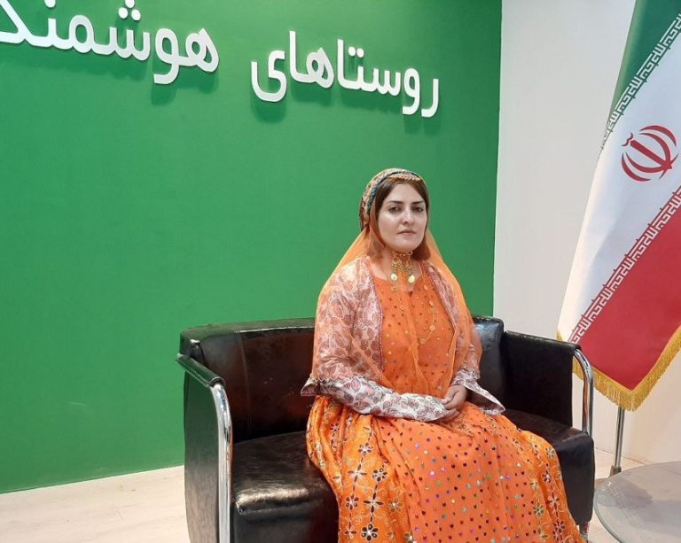 به گزارش حاشیه سود به نقل از روستا آنلاین، «فاطمه فرهمندیان»، عضو شورای عشایری شهرستان دهاقان استان اصفهان در جریان بازدید از پاویون «روستاهای هوشمند» دفتر نوآوری، هوشمندسازی و امنیت معاونت توسعه روستایی و مناطق محروم ریاست‌جمهوری در ششمین نمایشگاه بین‌المللی دستاوردهای روستایی و عشایری در گفت‌وگو با روستا تی‌وی درباره طرح «ایلیاری» و روند پیگیری آن و ظرفیت‌های توسعه هوشمندسازی در جوامع روستایی و عشایری توضیح داد.