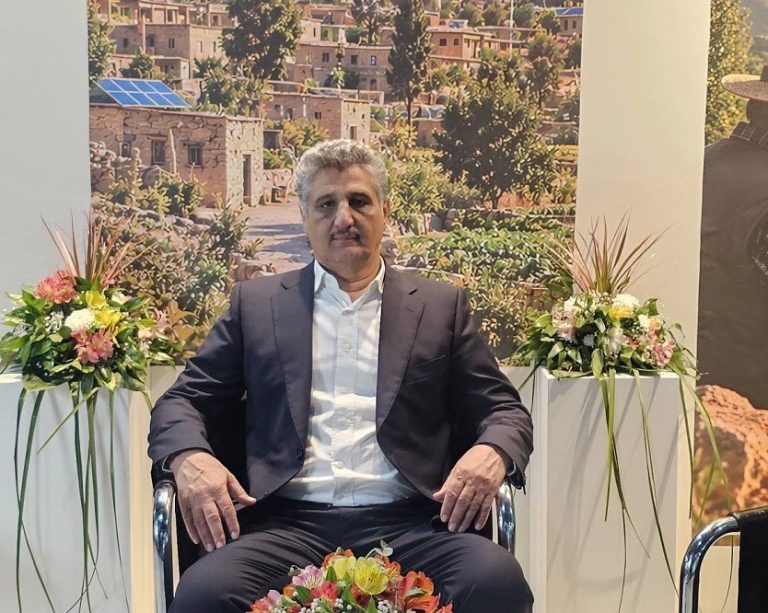 به گزارش حاشیه سود به نقل از روستا آنلاین، رئیس سازمان جهاد کشاورزی جنوب استان کرمان در جریان بازدید از پاویون «روستاهای هوشمند» دفتر نوآوری، هوشمندسازی و امنیت معاونت توسعه روستایی و مناطق محروم ریاست‌جمهوری در ششمین نمایشگاه بین‌المللی دستاوردهای روستایی و عشایری با تأکید بر نقش هوشمندسازی در توسعه اقتصاد روستایی و معرفی ظرفیت‌های کشاورزی منطقه، از اجرای برنامه شناسنامه‌دار کردن محصولات کشاورزی خبر داد.