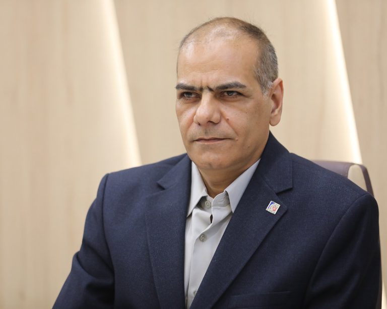 به گزارش حاشیه سود به نقل از اتاق اصناف ایران به نقل از فارس، مجید بسطامی گفت: شهرداری بخشی از تعهدات مالی خود به پیمانکاران را با واگذاری واحد جبران کرده است؛ ۱۰ واحد به یک پیمانکار، ۵ واحد به پیمانکار دیگر، به این ترتیب ماهیت شهرک عوض شده است. به گونه‌ای که اگر وارد شهرک ‌شوید، به جای صنوف آلاینده و مرتبط با خودرو شاهد فعالیت املاک، چوب‌فروشی و حتی انبار خواهید بود، به همین دلیل اداره کل راه و شهرسازی شهرسازی سند و انتقال را به شهرداری نمی‌دهد تا شهرداری بتواند برای کسانی که سال‌ها پیش واحد خریدند، سند بزند.