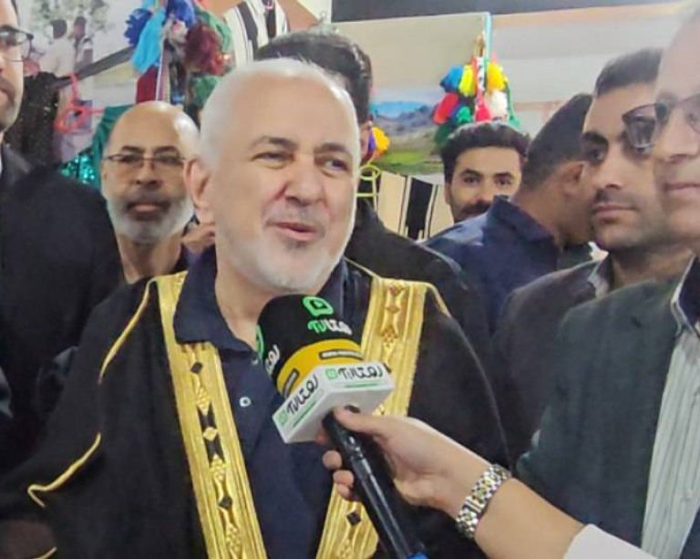 به گزارش حاشیه سود به نقل از روستاآنلاین، وزیر اسبق امور خارجه کشورمان با تأکید بر ظرفیت فناوری‌های نوین و فضای متاورس در معرفی توانمندی‌های روستایی، گفت: روستاهای هوشمند می‌توانند علاوه بر رونق کسب‌وکارهای محلی و توسعه اقتصاد روستایی، زمینه‌ساز معرفی فرهنگ غنی ایران و تقویت تصویر کشور در عرصه جهانی باشند.