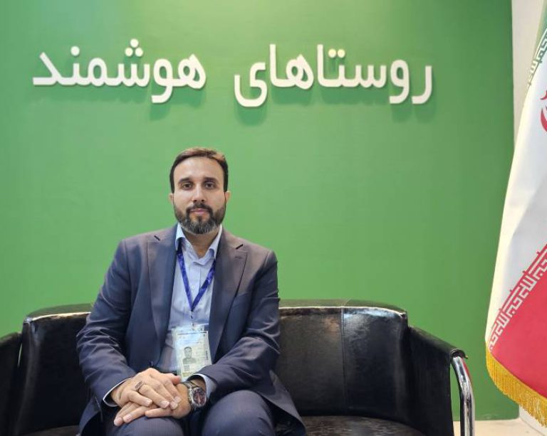 به گزارش حاشیه سود، مرتضی حسینی، مدیر دفتر نوآوری، هوشمندسازی و امنیت معاونت توسعه روستایی در گفت‌‌گو با روستا آنلاین در پاویون روستاهای هوشمند ششمین نمایشگاه بین‌المللی دستاوردهای روستایی و عشایری گفت: هدف اصلی این اقدامات، توانمندسازی روستاییان، اتصال تولیدکنندگان به بازار و فراهم‌ کردن دسترسی عادلانه‌تر جامعه روستایی به خدمات نوین است.