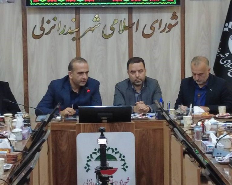 به گزارش حاشیه سود به نقل از روابط عمومی و امور بین‌الملل سازمان منطقه آزاد انزلی، مراسم امضای توافق‌نامه همکاری میان سازمان منطقه آزاد انزلی و شهرداری بندرانزلی با حضور مصطفی طاعتی‌مقدم، رئیس هیئت‌مدیره و مدیرعامل به همراه معاونین سازمان ، حسن کاظم پور، دادستان شهرستان بندر انزلی، صادق صادق‌پور، شهردار بندرانزلی، شعبان جعفری، رئیس شورای اسلامی شهر بندرانزلی و جمعی از اعضای شورای اسلامی شهر برگزار شد.