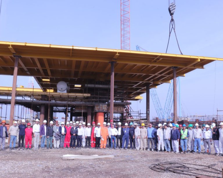 به گزارش حاشیه سود به نقل از روابط عمومی شرکت مهندسی و ساخت تأسیسات دریایی ایران، با همت و تلاش متخصصان ستادی و تیم‌های اجرایی در یارد خرمشهر، عملیات پیچیده لیفت و نصب طبقه Cellar عرشه و همچنین Top Chord پل ارتباطی پروژه گازی بلال با موفقیت کامل به سرانجام رسید. این دستاورد عملیاتی، جبهه‌های کاری جدیدی را برای تکمیل نهایی این سازه استراتژیک گشوده است.