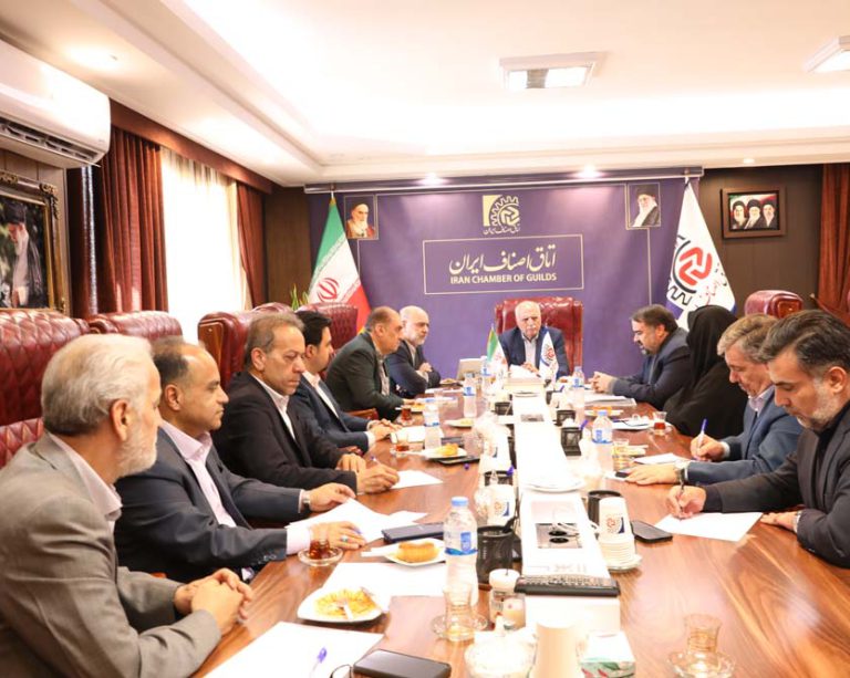 به گزارش حاشیه سود به نقل از اتاق اصناف ایران، در این نشست تکالیف، اقدامات اجرایی و چالش‌های صنوف در حوزه مبارزه با پولشویی و  تطبیق با استانداردهای نظارتی، مورد بررسی قرار گرفت و بر ضرورت تشکیل و ساماندهی کارگروه‌های تخصصی در راستای رصد و ساماندهی پنج‌گانه مشاغل غیرمالی تأکید شد.