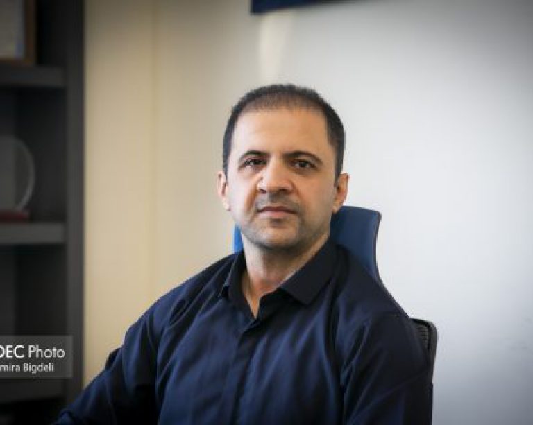 به گزارش حاشیه سود به نقل از روابط عمومی شرکت مهندسی و ساخت تأسیسات دریایی ایران: حامد حامدی‌نژاد، مهندس مکانیک و مخترع شرکت مهندسی و ساخت تأسیسات دریایی ایران، با نگاهی مسئله‌محور و تجربه‌ای بیش از دو دهه در صنعت، نشان داده است که چگونه می‌توان از دل چالش‌های پیچیده فراساحل، راهکارهایـــی عملی، ایمـــن و ارزش‌آفرین برای سازمان خلق کرد؛ راهکارهایی که امروز بخشـــی از بدنه عملیاتی صنعت کشور شده‌اند.