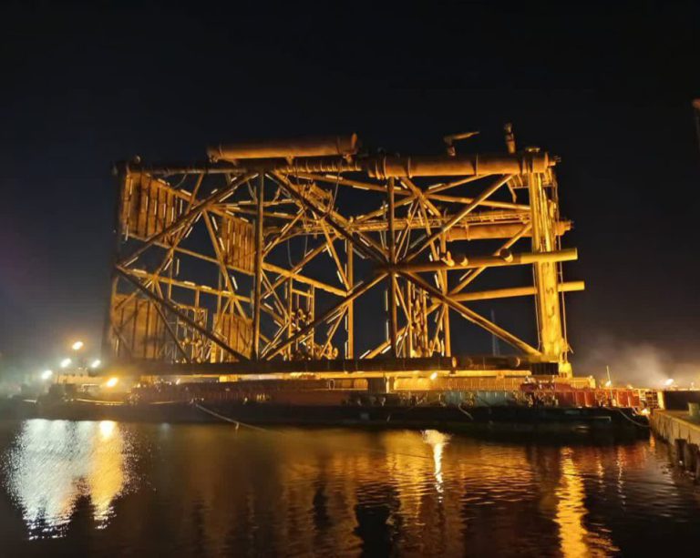 به گزارش حاشیه سود به  نقل از روابط عمومی شرکت مهندسی و ساخت تأسیسات دریایی ایران: اتمام مؤفق عملیات بارگیری جکت پروژه فرزاد B را می‌توان، نقطه عطفی در مسیر اجرای یکی از مهم‌ترین پروژه‌های فراساحلی کشور دانست؛ عملیاتی پیچیده، دقیق و حساس که حاصل ماه‌ها برنامه‌ریزی، هماهنگی و تلاش بی‌وقفه مجموعه‌ای متعهد از نیروهای متخصص در بخش‌های مهندسی، اجرایی، ایمنی، پشتیبانی و عملیات دریایی است.